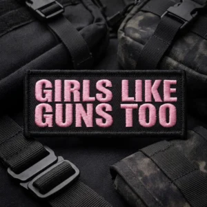 Patch - Prestige Flame - Girls Like G*ns Too Material premium impermeabil, extrem de durabil în timp. Ață de înaltă calitate, rezistentă la intemperii, raze UV, căldură și frecare