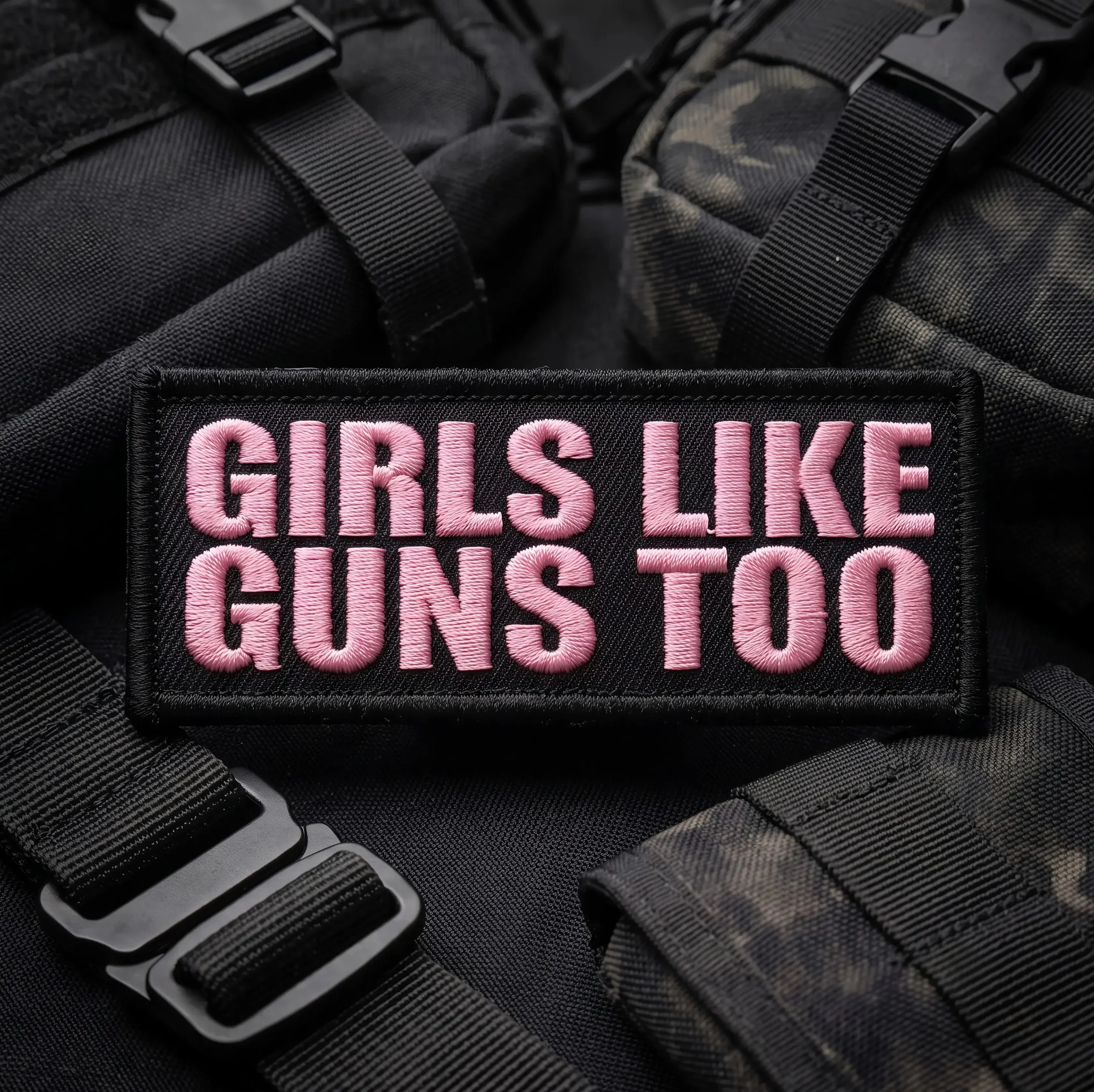 Patch - Prestige Flame - Girls Like G*ns Too Material premium impermeabil, extrem de durabil în timp. Ață de înaltă calitate, rezistentă la intemperii, raze UV, căldură și frecare