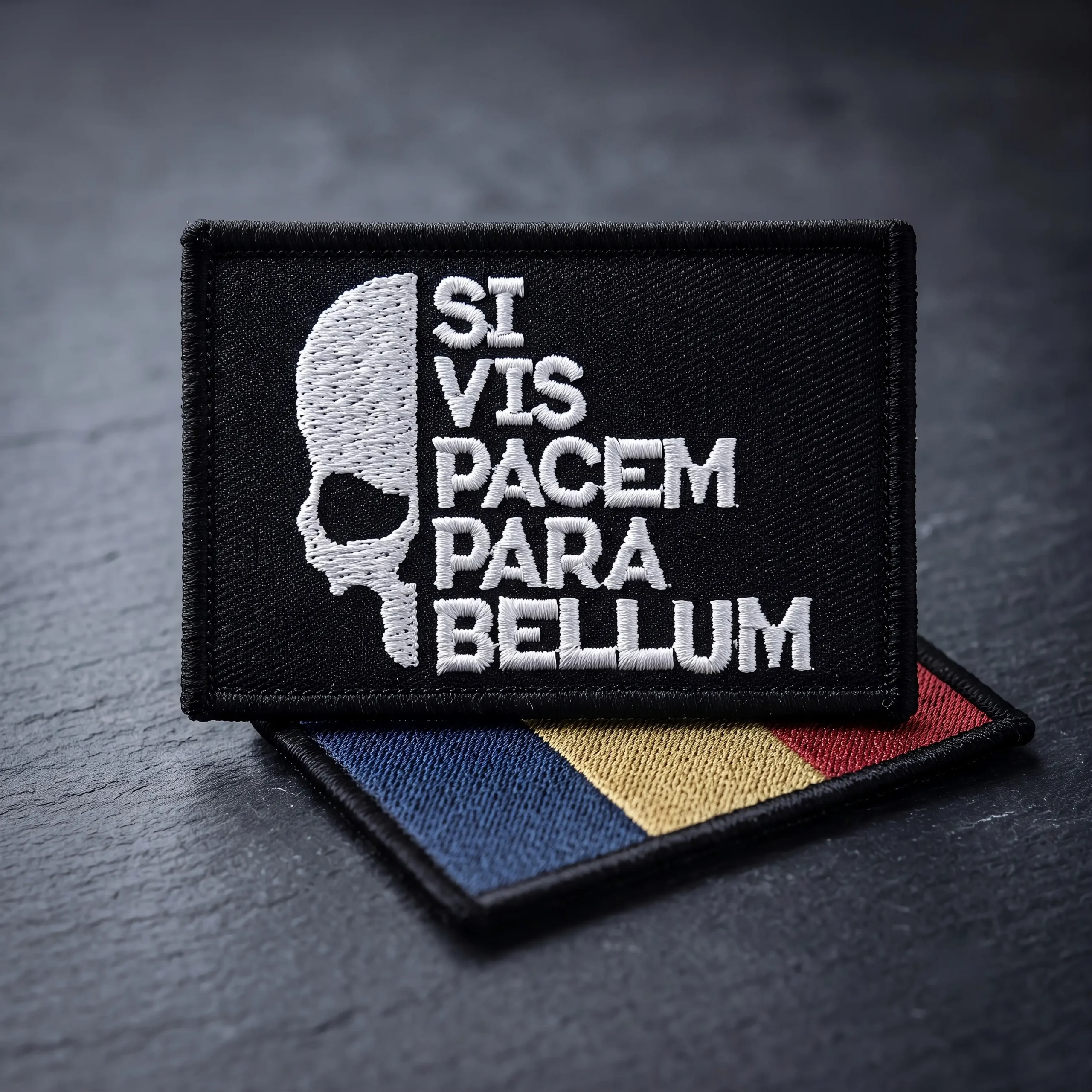 Patch - Prestige Flame - Si Vis Pacem Para Bellum + Tricolor Material premium impermeabil, extrem de durabil în timp. Ață de înaltă calitate, rezistentă la intemperii, raze UV, căldură și frecare